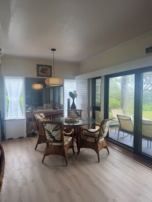 Dining - Oceanfront condo in Kapa’a, newly remodeled and ready for you to enjoy Kauai (Lihue)