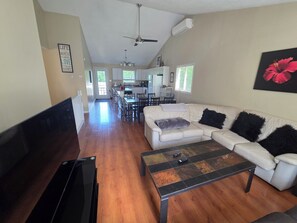 Smart TV, fireplace, DVD player, video library - Bright &Specious Family Home Close To Ski Hill (Collingwood)