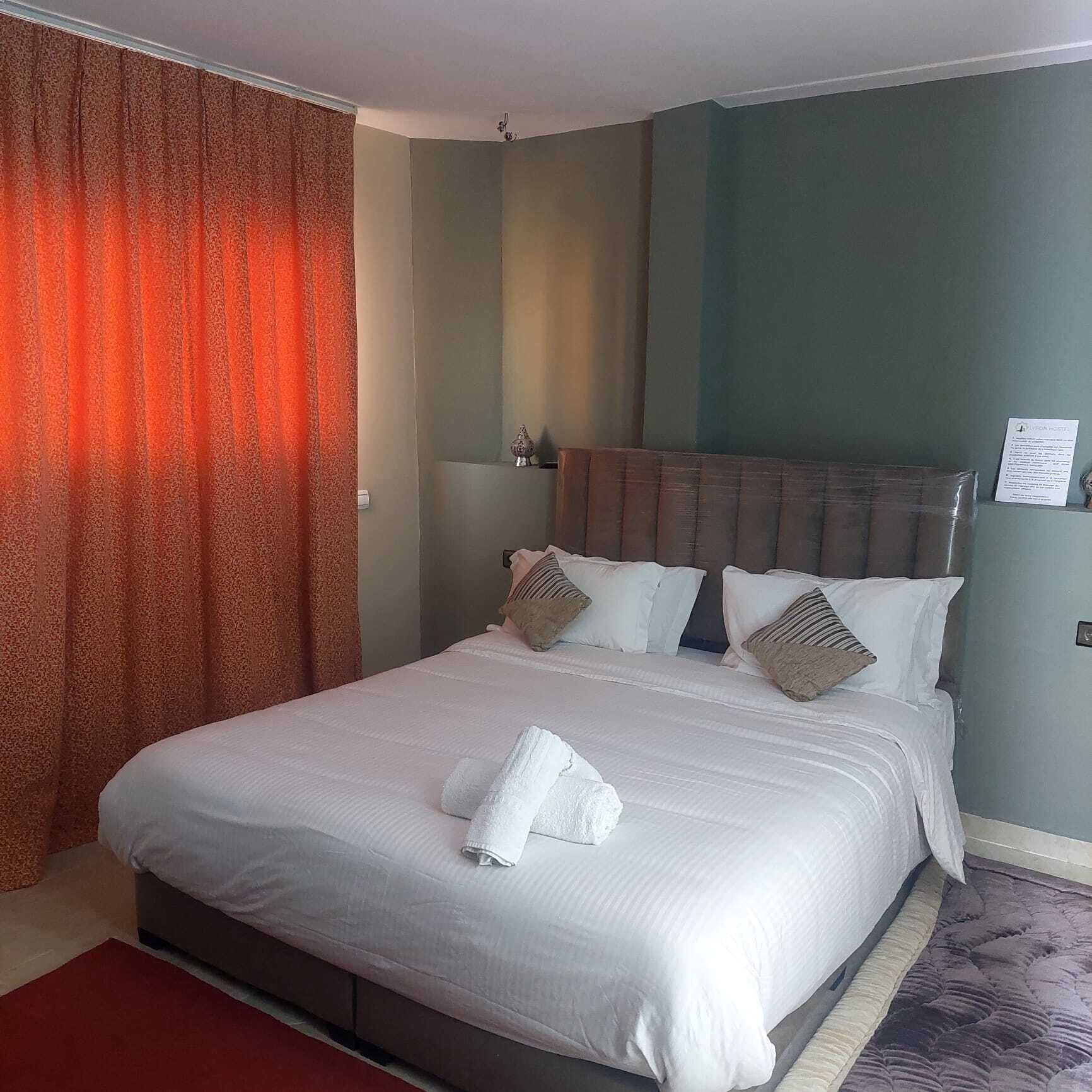 أسرّة سليكت كومفورت ومساحة عمل للكمبيوتر المحمول وواي فاي مجانًا