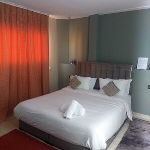 Phòng đôi tiện nghi đơn giản, quang cảnh thành phố | Nệm Select Comfort, khu vực làm việc phù hợp cho laptop 