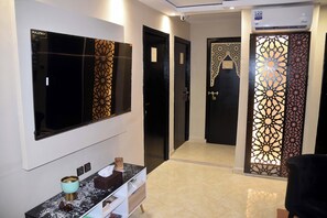 32-inch Smart TV with satellite channels, streaming services - Lyron Hostel (Marrakech)