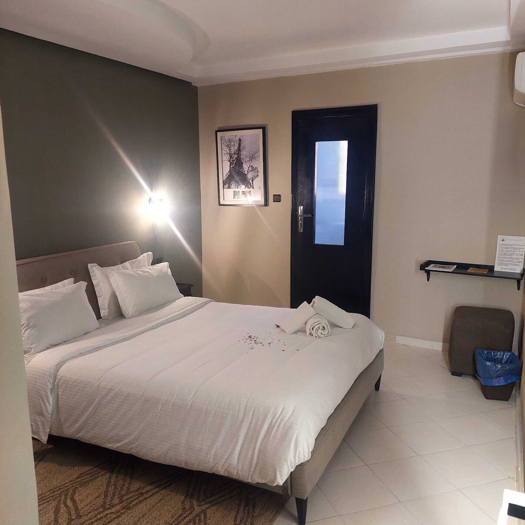 أسرّة سليكت كومفورت ومساحة عمل للكمبيوتر المحمول وواي فاي مجانًا