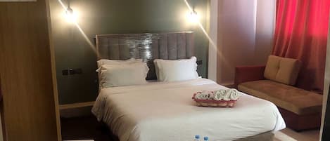 Chambre Double Deluxe, vue ville | Matelas Select Comfort, espace de travail pour ordinateur portable