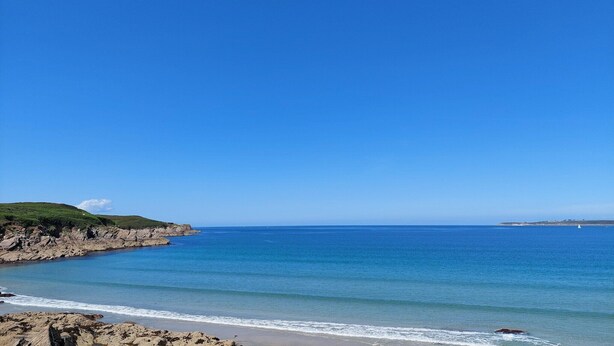 A coastal landscape with a clear sky, rocky shoreline, and calm sea. - Panoramic sea view – Le Conquet (Le Conquet)