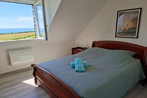 4 bedrooms, bed sheets
