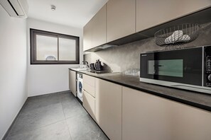 ثلاجة، ميكروويف، فرن، موقد طهي مسطح