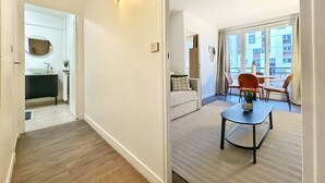 Eine moderne Wohnung mit Küche, Essbereich und Balkon.