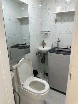 Shower, hair dryer, bidet, towels - 1BR End Unit with 1.5 Bath, Private Balcony, Pool Access,Designated Free Parking (Metro Manila)