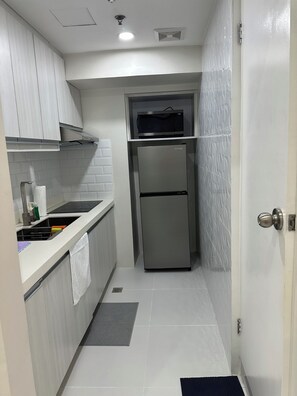 Private kitchen - 1BR End Unit with 1.5 Bath, Private Balcony, Pool Access,Designated Free Parking (Metro Manila)