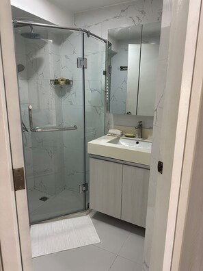 Shower, hair dryer, bidet, towels - 1BR End Unit with 1.5 Bath, Private Balcony, Pool Access,Designated Free Parking (Metro Manila)
