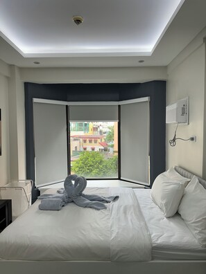 1 bedroom, iron/ironing board, WiFi, bed sheets - 1BR End Unit with 1.5 Bath, Private Balcony, Pool Access,Designated Free Parking (Metro Manila)