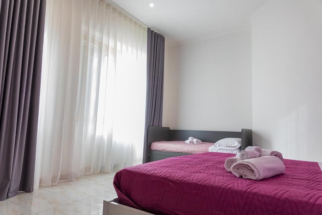 Dreibettzimmer, Balkon, Stadtblick | Zimmersafe, kostenloses WLAN