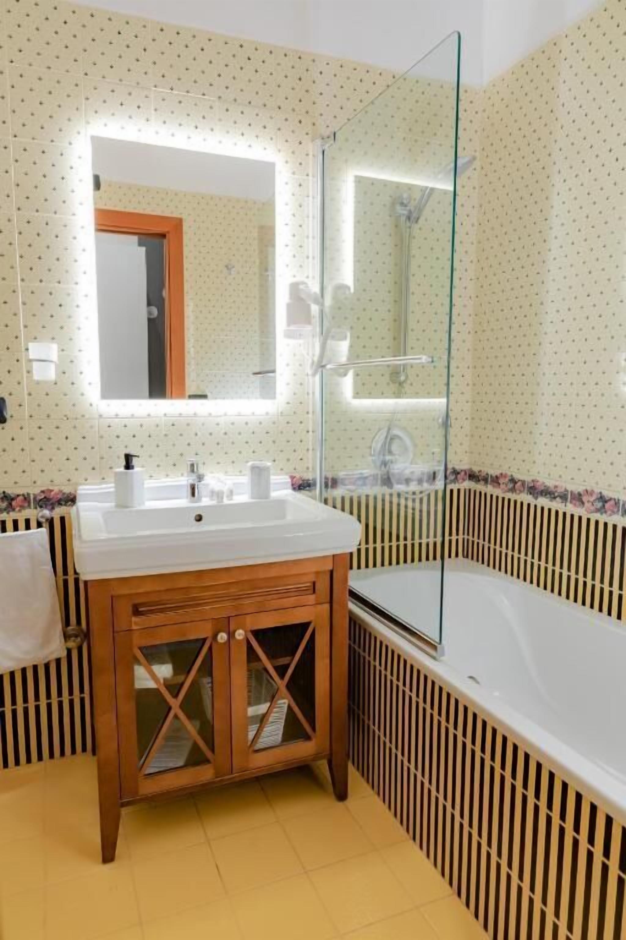 Quadrupla familiare, vista città | Bagno | Pantofole