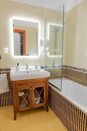 Familien-Vierbettzimmer, Stadtblick | Badezimmer | Hausschuhe