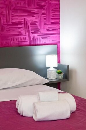 Habitación triple, balcón, vistas a la ciudad | Caja fuerte y wifi gratis