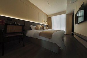 Habitación triple estándar, vistas a la ciudad | Cortinas opacas, wifi gratis, ropa de cama