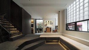 Un intérieur moderne avec un escalier, un banc et une fenêtre donnant sur un beau paysage.