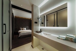 Luxury Suite, City View | Bathroom | Shower, free toiletries, hair dryer, slippers - Good Night Hotel (Zhangjiajie)