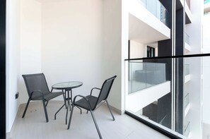 Outdoor dining - Free housekeeping visits during your stay - StayShort - Amazing Studio in JVC that Sleeps 2 with Balcony! (JVC)