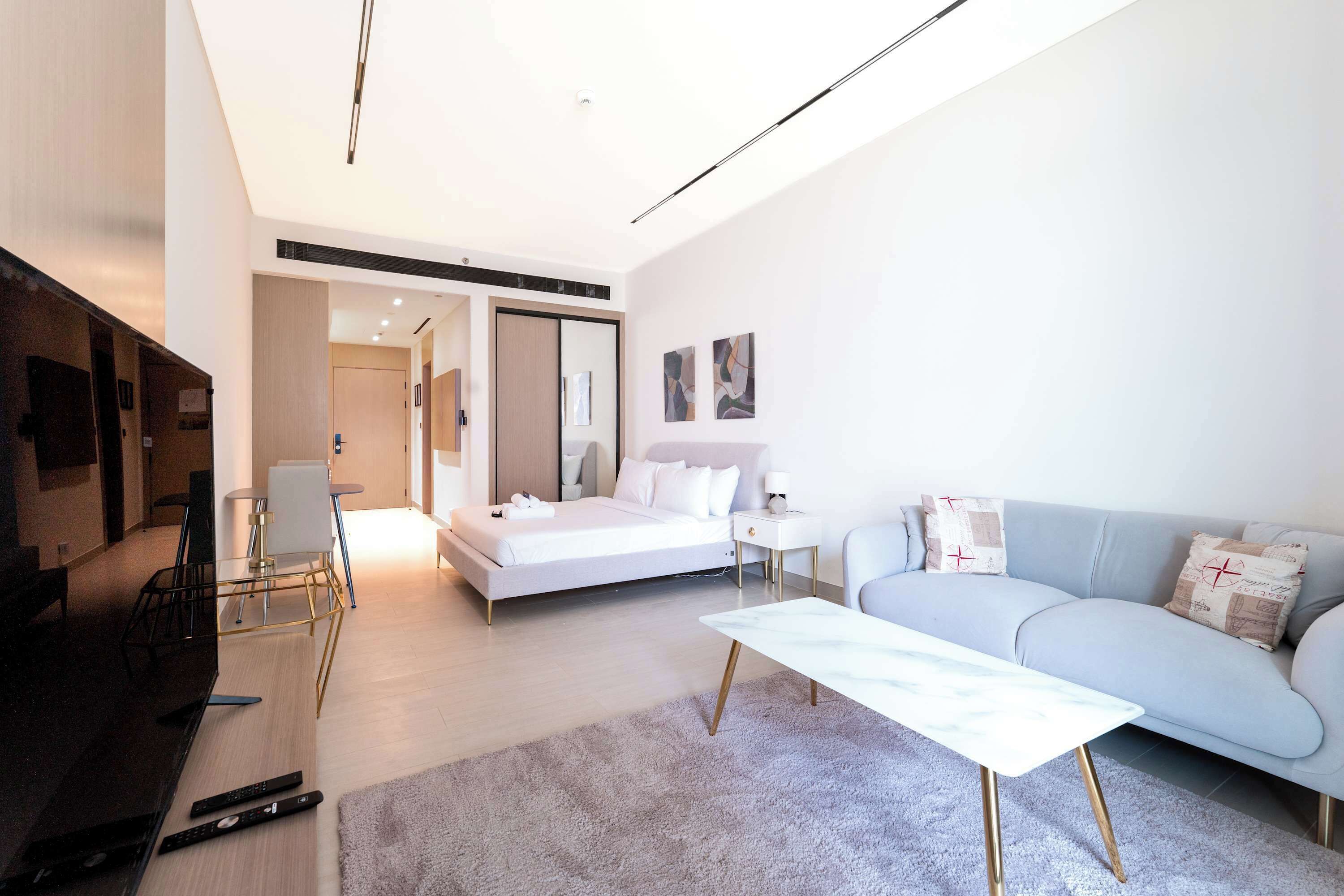 Tabla de planchar con plancha, wifi y ropa de cama 