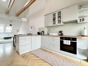 Kylskåp, ugn, spishäll och diskmaskin