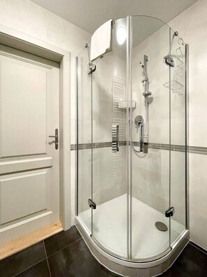 Shower, hair dryer - Chic 3-bedroom maisonette with terrace (Prague 2)