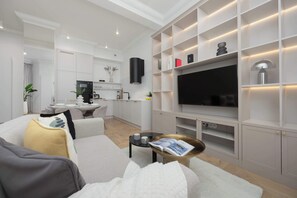 TV, offices - Elegant Apartment in the Center | Balcony and Air Conditioning (Warszawa)