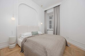 2 bedrooms, iron/ironing board, travel cot, WiFi - Elegant Apartment in the Center | Balcony and Air Conditioning (Warszawa)