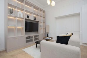 TV, offices - Elegant Apartment in the Center | Balcony and Air Conditioning (Warszawa)