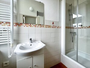 Shower, hair dryer - 2BD apartment in Vinohrady (Prague 2)