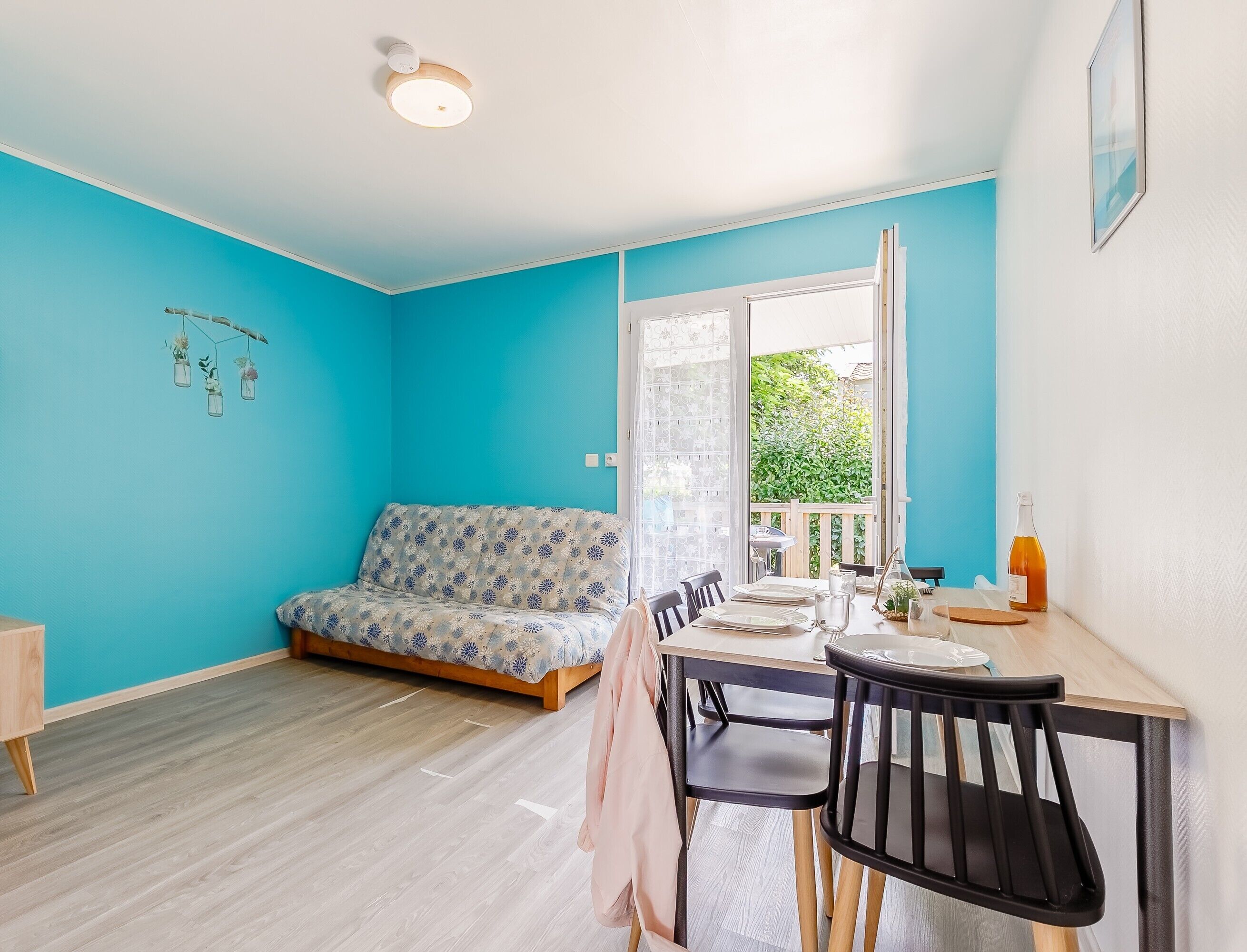 Classic Chalet | Living room | Table tennis, books
