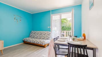 Classic Chalet | Living room | Table tennis, books
