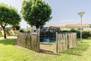 子供用の遊び場 - 屋外