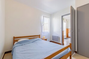 Muebles diferentes y ropa de cama