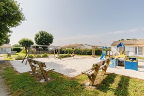 Children's play area - outdoor - Village Vacances Gîtes Les Rivières (Maché)