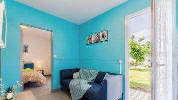 Maison Premium, 2 chambres, non-fumeurs, terrasse | Coin séjour | Table de tennis de table, livres