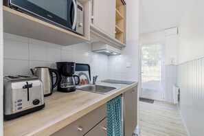 Comfort House | Private kitchen | Microwave, highchair, eco-friendly cleaning products, dining tables - Village Vacances Gîtes Les Rivières (Maché)
