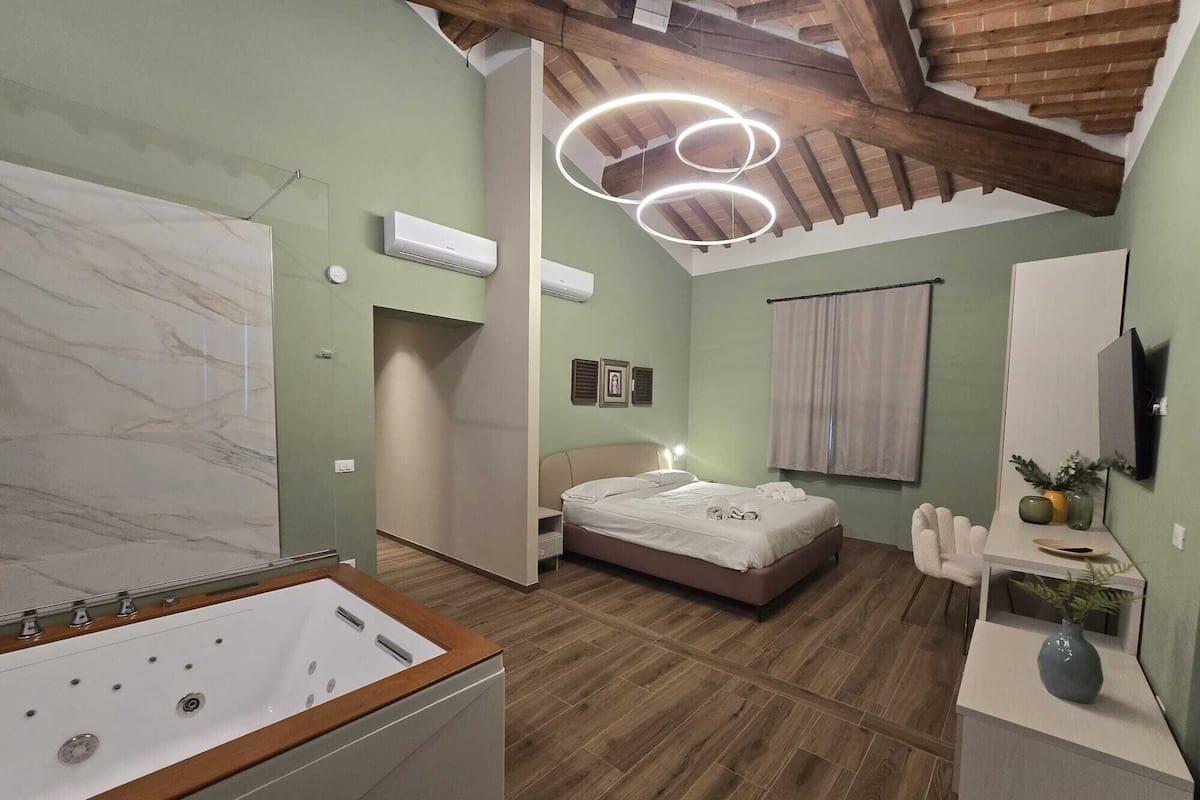 Deluxe Room | Blackout curtains, iron/ironing board, free WiFi