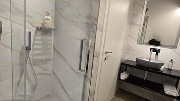 Deluxe-Studiosuite | Badezimmer | Haartrockner, Handtücher, Seife, Shampoo