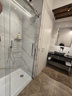 Deluxe Studio Suite | Bathroom | Hair dryer, towels, soap, shampoo - Il Podere Orto (San Gimignano)