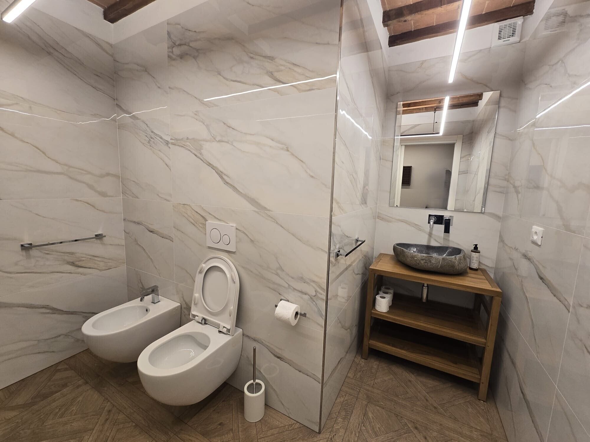 Deluxe-Zimmer | Badezimmer | Haartrockner, Handtücher, Seife, Shampoo