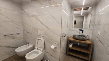 Deluxe-Zimmer | Badezimmer | Haartrockner, HandtĂŒcher, Seife, Shampoo