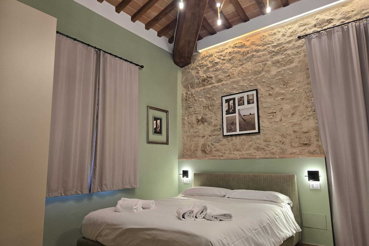 Deluxe Studio Suite | Blackout curtains, iron/ironing board, free WiFi