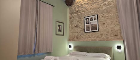 Deluxe Studio Suite | Blackout curtains, iron/ironing board, free WiFi