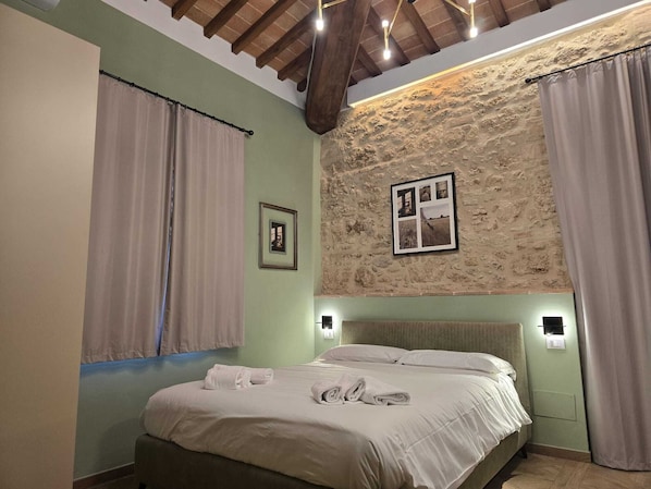 Deluxe Studio Suite | Blackout curtains, iron/ironing board, free WiFi