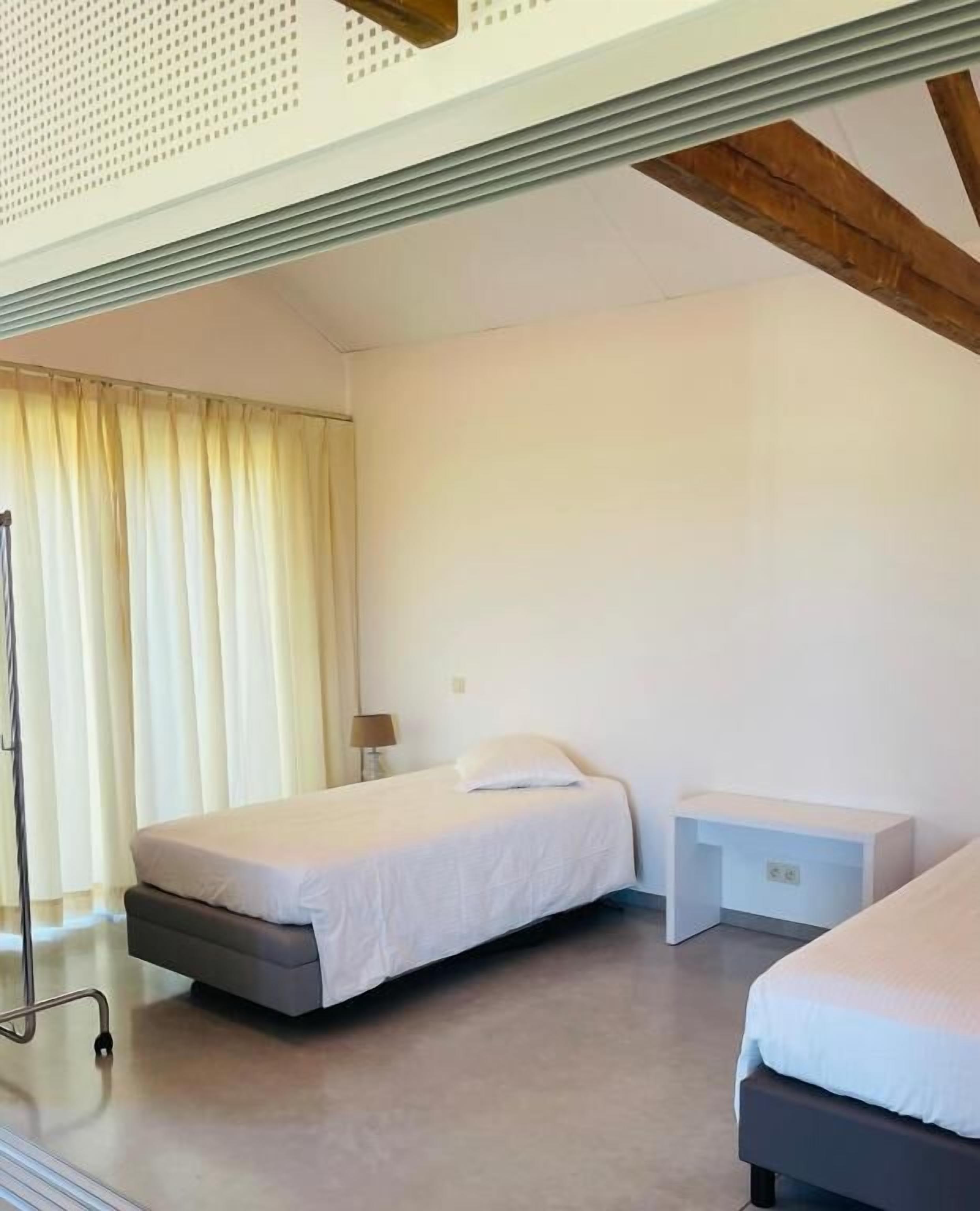 Sistema de insonorización, tabla de planchar con plancha, wifi gratis