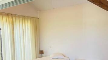 Sistema de insonorización, tabla de planchar con plancha, wifi gratis