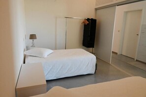 Laptop workspace, soundproofing, iron/ironing board, free WiFi - Landlord  (Holsbeek)