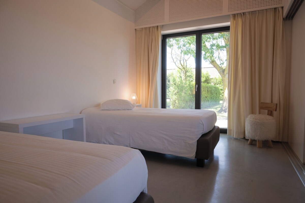 Deluxe Apartment | Laptop workspace, soundproofing, iron/ironing board, WiFi (free)