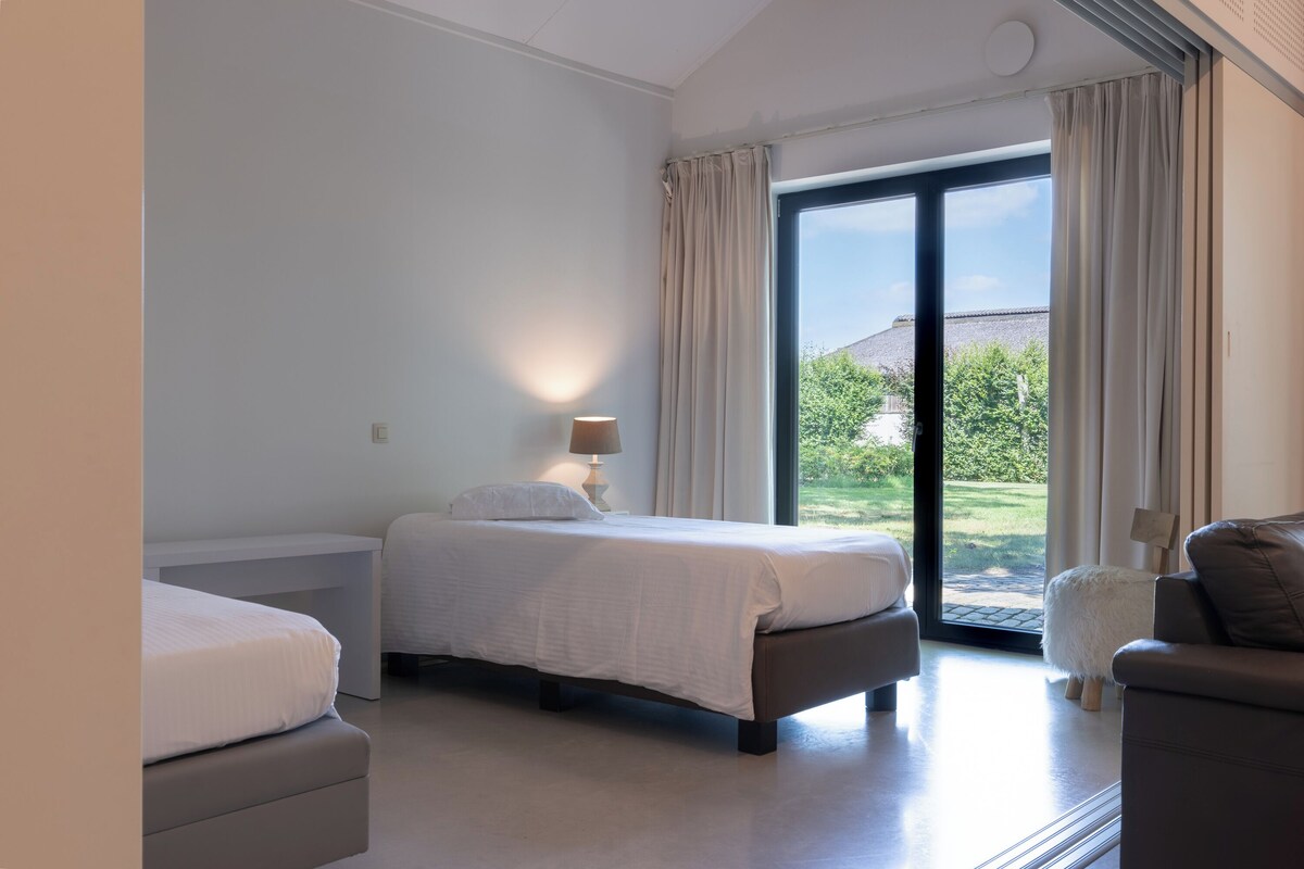 Deluxe Apartment | Laptop workspace, soundproofing, iron/ironing board, WiFi (free)